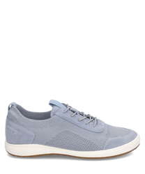 Der Sneaker in hellblauer Farbe verfügt über eine Schnürung und besteht aus einem atmungsaktiven Mesh-Material mit Wildleder-Details. Die weiße Sohle bietet Kontrast und sorgt für Komfort und Stil.