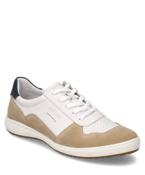 Moderner Sneaker mit Schnürung aus einer Kombination von weißem Leder und beigem Wildleder. Der hellgraue Einsatz an der Ferse und die perforierte Zehenpartie verleihen dem Schuh einen sportlichen Look.