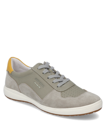 Der Sneaker besteht aus grauem Wildleder mit einer gelben Fersenkappe und hat eine Schnürung. Der Schuh kombiniert stilvolles Design mit Funktionalität ideal für einen lässigen Look.
