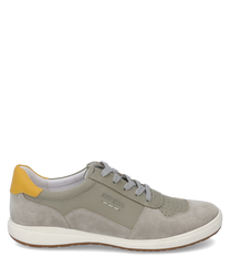 Der Sneaker besteht aus grauem Wildleder mit einer gelben Fersenkappe und hat eine Schnürung. Der Schuh kombiniert stilvolles Design mit Funktionalität ideal für einen lässigen Look.