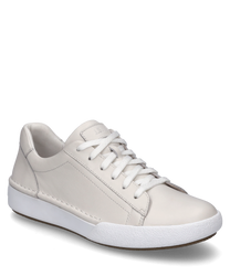 Der weiße Sneaker besteht aus glattem Leder und hat eine klassische Schnürung. Der Schuh zeichnet sich durch eine klare Linienführung und eine robuste strukturierte Sohle aus.