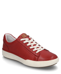 Une sneaker rouge avec lacets en cuir lisse. La chaussure a une semelle blanche et un design simple et moderne.