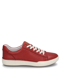 Une sneaker rouge avec lacets en cuir lisse. La chaussure a une semelle blanche et un design simple et moderne.