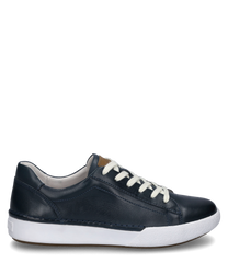 La sneaker nel colore Ocean è realizzata in pelle liscia e presenta una stringa bianca. La suola è in gomma bianca robusta il che conferisce alla scarpa un aspetto moderno.