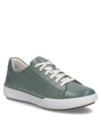 Een mintkleurige sneaker met veters gemaakt van glad materiaal. De schoen heeft een witte zool en duidelijke stiksels die het ontwerp een subtiele elegantie geven.