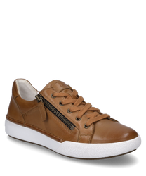 Een camel-kleurige sneaker van leer met veters en een zijrits. De schoen heeft een witte zool en zichtbare stiksels die het ontwerp een sportieve uitstraling geven.
