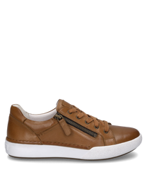 Een camel-kleurige sneaker van leer met veters en een zijrits. De schoen heeft een witte zool en zichtbare stiksels die het ontwerp een sportieve uitstraling geven.
