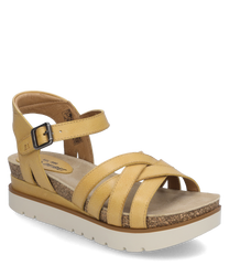 Gele sandaal met klittenbandsluiting van leer. De zool is dik en wit met een kurken hak voor extra comfort. Ideaal voor zomerdagen biedt de sandaal stabiliteit en stijl door zijn brede banden.