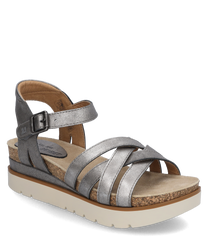 De sandaal heeft een modern ontwerp met zilverkleurig bovenmateriaal en een verstelbare klittenbandsluiting. De zool is gemaakt van lichtbeige materiaal met kurkdetails die comfort en stijl combineren.