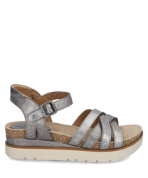 De sandaal heeft een modern ontwerp met zilverkleurig bovenmateriaal en een verstelbare klittenbandsluiting. De zool is gemaakt van lichtbeige materiaal met kurkdetails die comfort en stijl combineren.