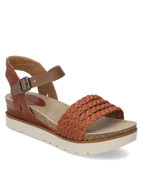 Sandale brune avec une sangle en cuir tressé et une fermeture velcro. La semelle est en liège et la semelle intérieure est rembourrée pour un confort supplémentaire.