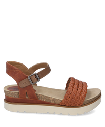 Sandale brune avec une sangle en cuir tressé et une fermeture velcro. La semelle est en liège et la semelle intérieure est rembourrée pour un confort supplémentaire.