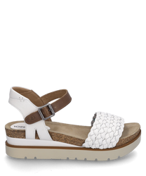 Witte sandaal met klittenbandsluiting en gevlochten band. Comfortabele voetbed en bruine kurken zool gecombineerd met witte en bruine leren banden.