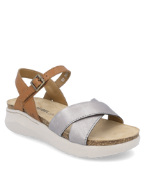 Sandale élégante avec fermeture velcro composée de cuir marron et argenté. La semelle est blanche et légèrement surélevée offrant un confort supplémentaire.