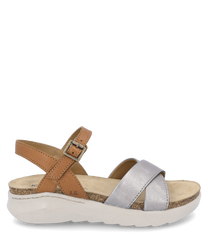 Sandale élégante avec fermeture velcro composée de cuir marron et argenté. La semelle est blanche et légèrement surélevée offrant un confort supplémentaire.
