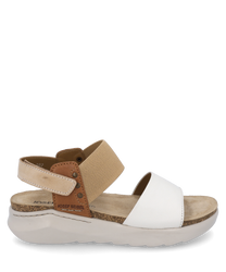 La sandalia tiene correas blancas y beige con un cierre de velcro. Está hecha de cuero y tiene una suela acolchada de color gris claro para mayor comodidad.