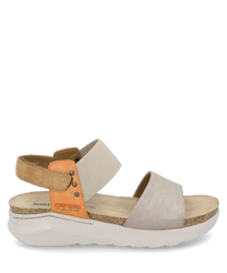 Beige Sandale mit Klettverschluss bestehend aus beigem und orangem Leder sowie elastischem Textil. Die Sohle ist hell und leicht erhöht ideal für Komfort und Stil.