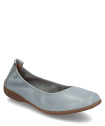 Ein himmelblauer Ballerina-Schuh mit Gummizugverschluss gefertigt aus glattem Material. Der Schuh hat eine braune Sohle die für einen bequemen Tragekomfort sorgt.