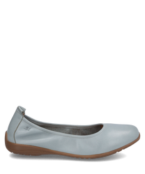 Ein himmelblauer Ballerina-Schuh mit Gummizugverschluss gefertigt aus glattem Material. Der Schuh hat eine braune Sohle die für einen bequemen Tragekomfort sorgt.