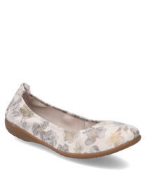 Die creme-multi Ballerina ist aus einem weichen Material gefertigt und zeigt ein florales Muster in Grau- und Gelbtönen. Der Schuh hat einen bequemen Gummizug als Verschluss und eine flache braune Sohle.