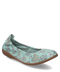 Ein mintfarbener Ballerina-Schuh mit floralem Muster und Gummizug als Verschluss. Der Schuh hat eine flache braune Sohle und besteht aus einem leichten Material das Komfort bietet.