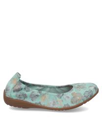Ein mintfarbener Ballerina-Schuh mit floralem Muster und Gummizug als Verschluss. Der Schuh hat eine flache braune Sohle und besteht aus einem leichten Material das Komfort bietet.