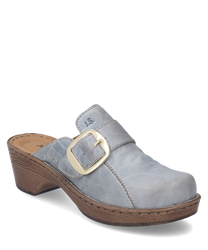 Ce sabot se distingue par son cuir bleu clair avec une boucle dorée marquante comme fermeture. La semelle en bois robuste confère au soulier stabilité et un aspect classique.