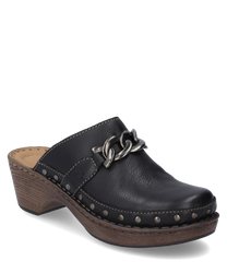 Zueco negro de cuero con elástico decorado con remaches de metal y un lazo de cadena decorativo. El zapato tiene una suela de aspecto madera marrón con un tacón medio y costuras visibles.