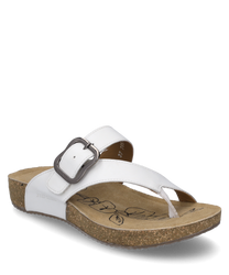 Witte teenslippers met klittenbandsluiting en decoratieve gesp aan de bovenkant. De schoen heeft een comfortabel voetbed met een bloemmotief en een kurken zool.