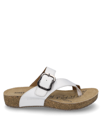 Witte teenslippers met klittenbandsluiting en decoratieve gesp aan de bovenkant. De schoen heeft een comfortabel voetbed met een bloemmotief en een kurken zool.