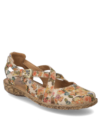 Sandale florale avec boucle. La sandale est faite d'un tissu fleuri dans des tons doux de beige et d'orange avec un bord de semelle stable et à motifs. Idéale pour des occasions estivales elle offre confort et un design élégant.