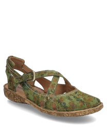 La sandalia está hecha de cuero verde con un estampado floral y tiene una hebilla decorativa como cierre. La suela de color marrón claro y con patrón le da al zapato un aspecto natural.
