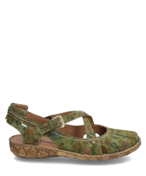 La sandalia está hecha de cuero verde con un estampado floral y tiene una hebilla decorativa como cierre. La suela de color marrón claro y con patrón le da al zapato un aspecto natural.