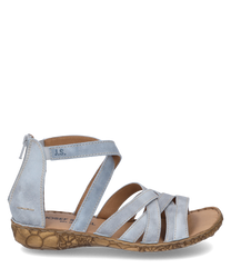La sandale est en cuir bleu clair avec un design de sangle tressée confortable. Elle dispose d'une fermeture éclair au niveau du talon et d'une semelle structurée à motif marron pour un maintien optimal.