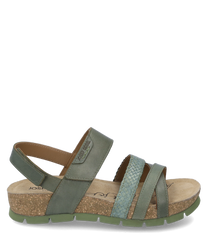 Sandalo verde con chiusura in velcro realizzato in pelle liscia e cinturino intrecciato. La suola è in sughero con una suola in gomma antiscivolo.