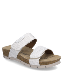 Witte sandaal met klittenbandsluiting gemaakt van gevlochten materiaal. De zool is van kurk met een beige voetbed en een lichte loopzool.
