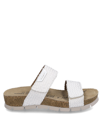 Witte sandaal met klittenbandsluiting gemaakt van gevlochten materiaal. De zool is van kurk met een beige voetbed en een lichte loopzool.