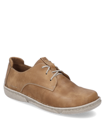 De halfhoge schoen van beige leer heeft een vetersluiting en een lichte robuuste zool. De fijne stiksels en het zachte materiaal geven de schoen een elegante maar toch casual uitstraling.
