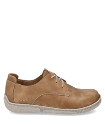 De halfhoge schoen van beige leer heeft een vetersluiting en een lichte robuuste zool. De fijne stiksels en het zachte materiaal geven de schoen een elegante maar toch casual uitstraling.
