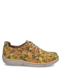 El zapato de media caña presenta un diseño floral en amarillo con patrones de flores coloridas. Está hecho de un material de tela ligero y cuenta con un cordón blanco que proporciona un ajuste personalizado.