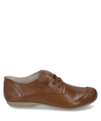 De cognackleurige halfhoge schoen is gemaakt van glad leer en heeft een vetersluiting voor optimale steun. De schoen heeft een eenvoudige stikselversiering aan de zijkanten en een platte beige zool.