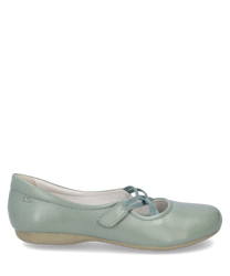 Elegantes zapatos de bailarina verdes de cuero liso con práctico cierre de velcro. El tacón plano beige y las correas decorativas aportan comodidad y estilo.