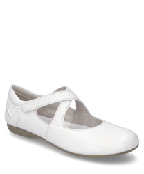 Witte ballerina van leer met klittenbandsluiting. De schoen heeft een platte beige zool en is aan de zijkant voorzien van een merktekst.