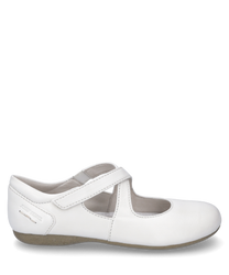 Witte ballerina van leer met klittenbandsluiting. De schoen heeft een platte beige zool en is aan de zijkant voorzien van een merktekst.
