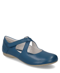 Blauwe ballerina van glad leer met klittenbandsluiting. De schoen heeft een beige zool en een eenvoudig elegant ontwerp.