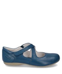 Blauwe ballerina van glad leer met klittenbandsluiting. De schoen heeft een beige zool en een eenvoudig elegant ontwerp.