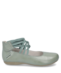 The green shoe made of smooth leather impresses with its Velcro closure and elegant crossed straps. The flat sole offers high wearing comfort making it ideal for everyday use.