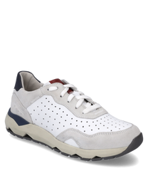 Moderner Sneaker mit Schnürung hergestellt aus weißem Leder mit grauen Wildleder-Details. Der Schuh hat eine perforierte Außenseite und eine bequeme kontrastfarbene Sohle die optimalen Halt bietet.