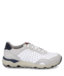 Moderner Sneaker mit Schnürung hergestellt aus weißem Leder mit grauen Wildleder-Details. Der Schuh hat eine perforierte Außenseite und eine bequeme kontrastfarbene Sohle die optimalen Halt bietet.