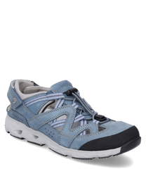 Leichter Sneaker mit Schnürung in hellblauem Leder durchbrochenem Design und kontrastierenden schwarzen Details. Die weiße Sohle bietet optimalen Halt und Komfort während die gepolsterte Innensohle für zusätzlichen Tragekomfort sorgt.